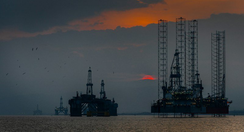 Plataformas offshore de óleo e gás ao entardecer