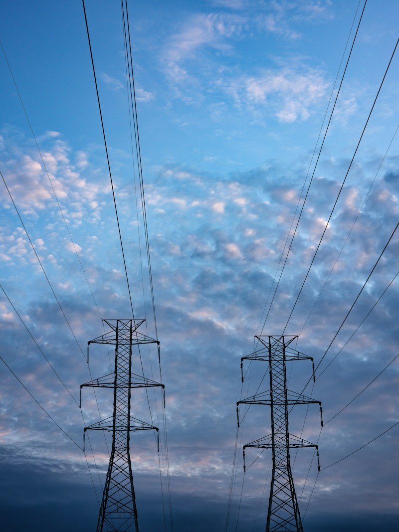 Torres de transmissão de energia elétrica contra o céu