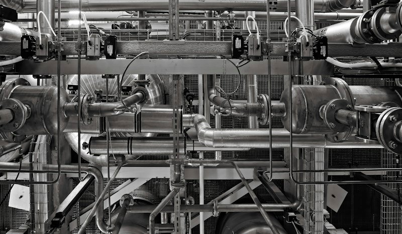Rede de tubulações e válvulas industriais em planta de processo
